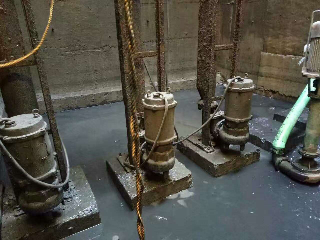 打安镇污水池清理